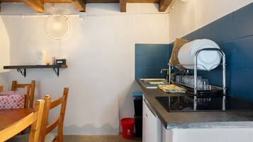 Réfrigérateur, micro-ondes, plaque de cuisson, cafetière/bouilloire