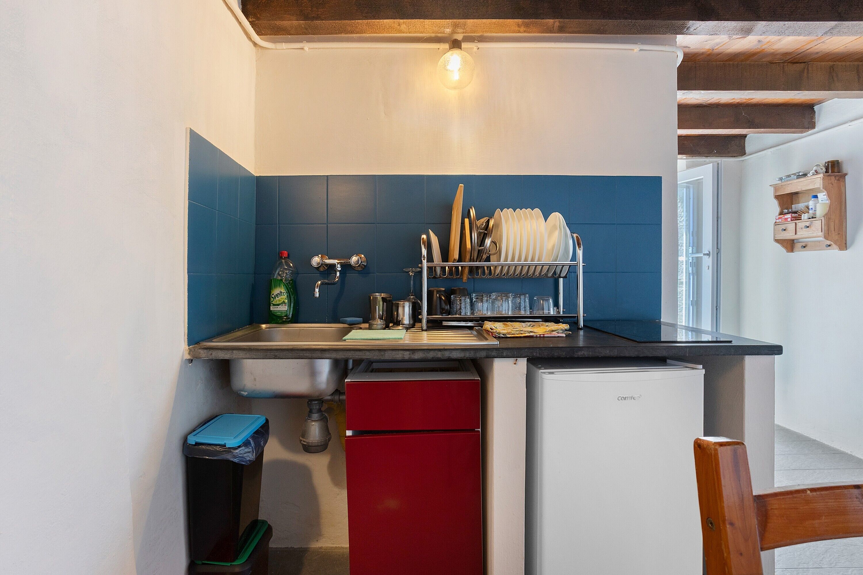 Réfrigérateur, micro-ondes, plaque de cuisson, cafetière/bouilloire