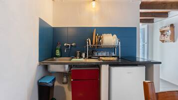 Réfrigérateur, micro-ondes, plaque de cuisson, cafetière/bouilloire