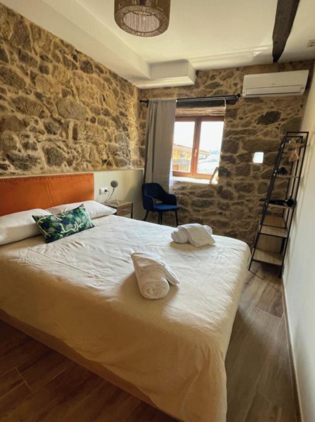 2 slaapkamers, een strijkplank/strijkijzer, gratis wifi, beddengoed