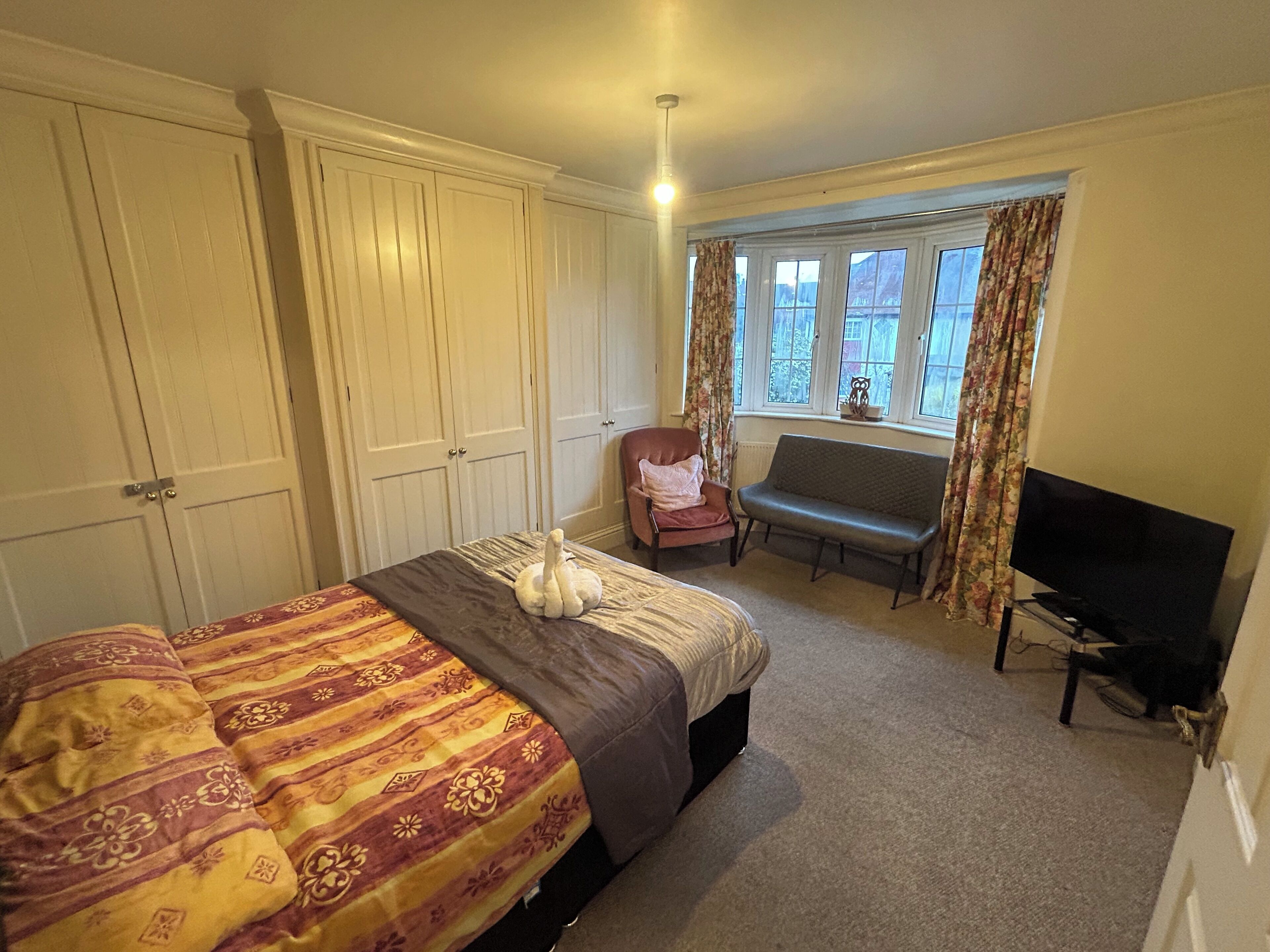 Tabla de planchar con plancha, wifi y ropa de cama 