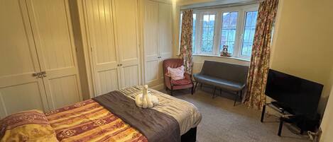 Iron/ironing board, WiFi, bed sheets