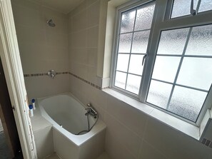 Hårføner, håndklær, såpe og toalettpapir