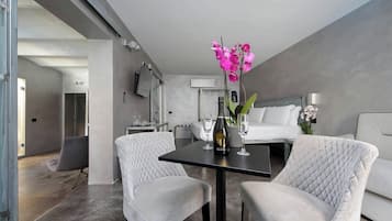 Minibar, caja de seguridad en la habitación y escritorio