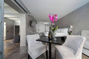 Deluxe Quadruple Room | Minibar, in-room safe, desk, free cribs/infant beds