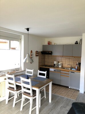 Køleskab, mikrobølgeovn, ovn, kogeplade