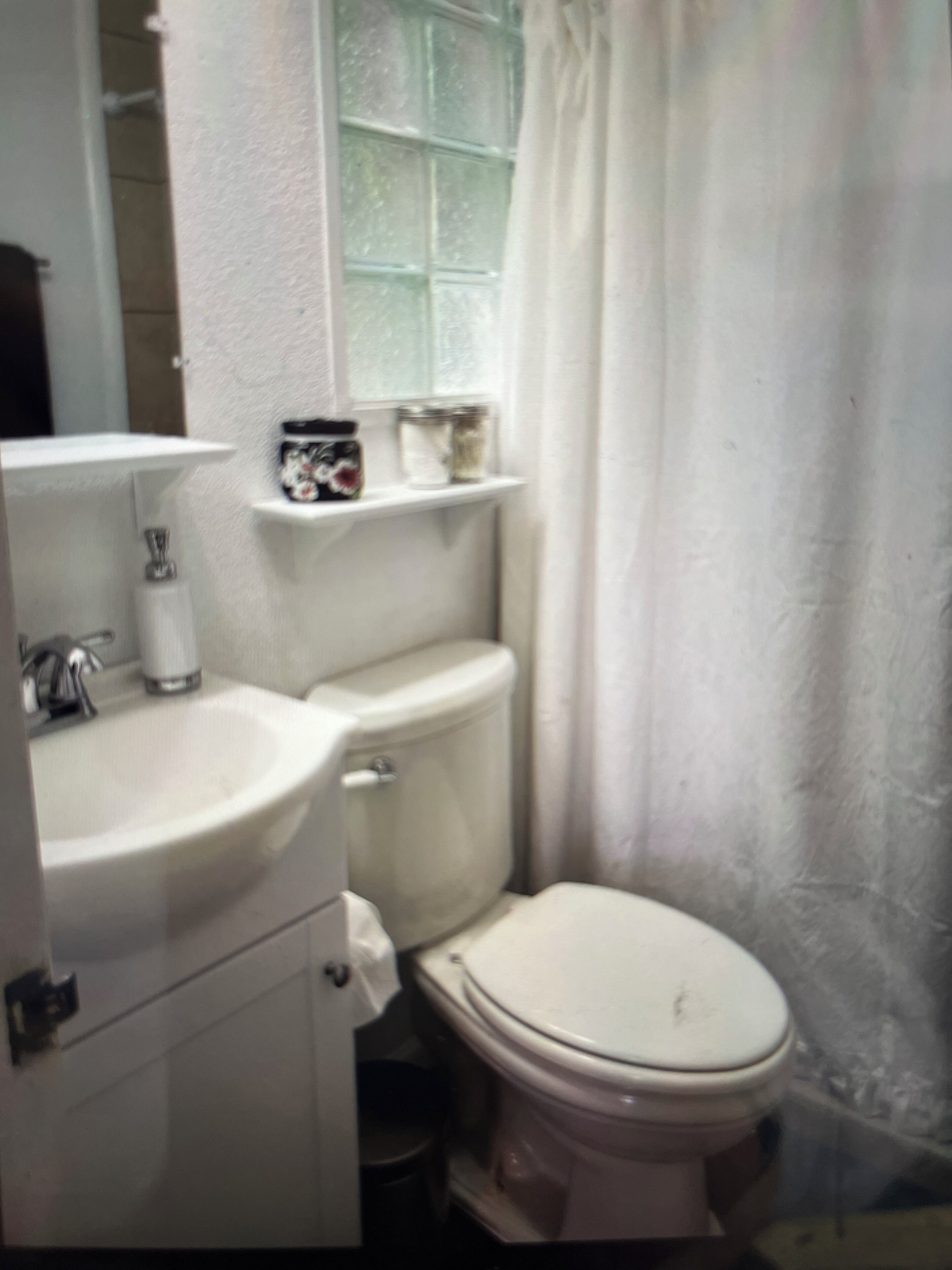 Secador de cabelo, toalhas de banho