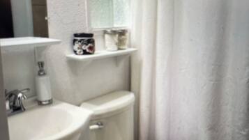 Secador de cabelo, toalhas de banho