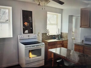 Fridge, microwave, oven, stovetop - OverLook On Main | Couple | Downtown Ellijay (Ellijay)