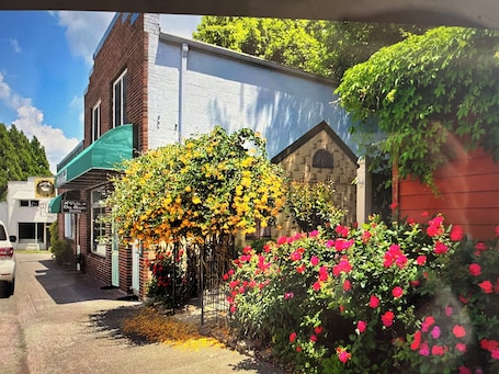 Exterior. OverLook On Main | Couple | Downtown Ellijay