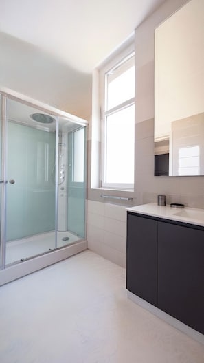 淋浴設備、風筒、坐浴桶、提供毛巾