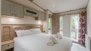 2 bedrooms, individually decorated, individually furnished