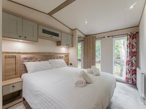 2 bedrooms, individually decorated, individually furnished - Stonechat - Kelling Heath Holiday Park - 18664 (Holt)