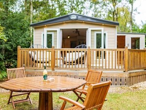 Outdoor dining - Stonechat - Kelling Heath Holiday Park - 18664 (Holt)
