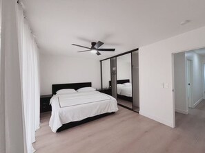 4 bedrooms, WiFi, bed sheets - Spacious 4-bedroom house in charming Las Vegas with AC (Las Vegas)