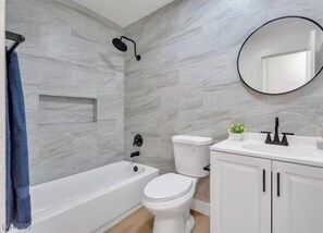 Hair dryer, bidet, towels, soap - Spacious 4-bedroom house in charming Las Vegas with AC (Las Vegas)