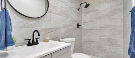 Haartrockner, Bidet, Handtücher, Seife