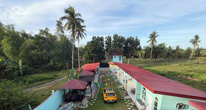 Couples Getaway with A.C./ WiFi/ Karaoke and complimentary water & coffee