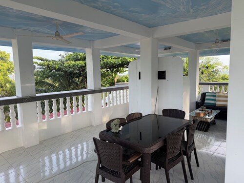 Couples Getaway with A.C./ WiFi/ Karaoke and complimentary water & coffee