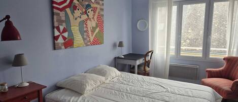 3 bedrooms, iron/ironing board, internet