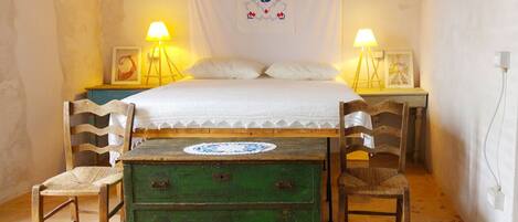 Iron/ironing board, WiFi, bed sheets