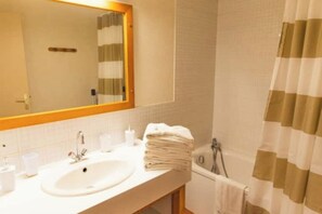 Secador de pelo, toallas, jabón y papel higiénico