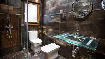 Ducha, secador de pelo, zapatillas y toallas