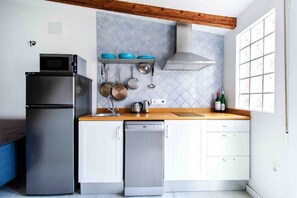 Fridge, microwave, dishwasher, toaster - Studio for couples with terrace on the beach (València)