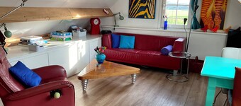 Away from the Delusions of the Day! Peace, privacy and comfort. Dogs welcome!