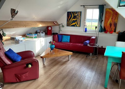 Away from the Delusions of the Day! Peace, privacy and comfort. Dogs welcome!