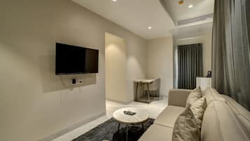 Signature Studio Suite, 1 Bedroom, Balcony, City View | Desk, free WiFi