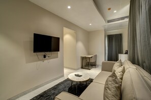 Signature Studio Suite, 1 Bedroom, Balcony, City View | Desk, free WiFi - StayBird Capital- Business Hotel (Pune)