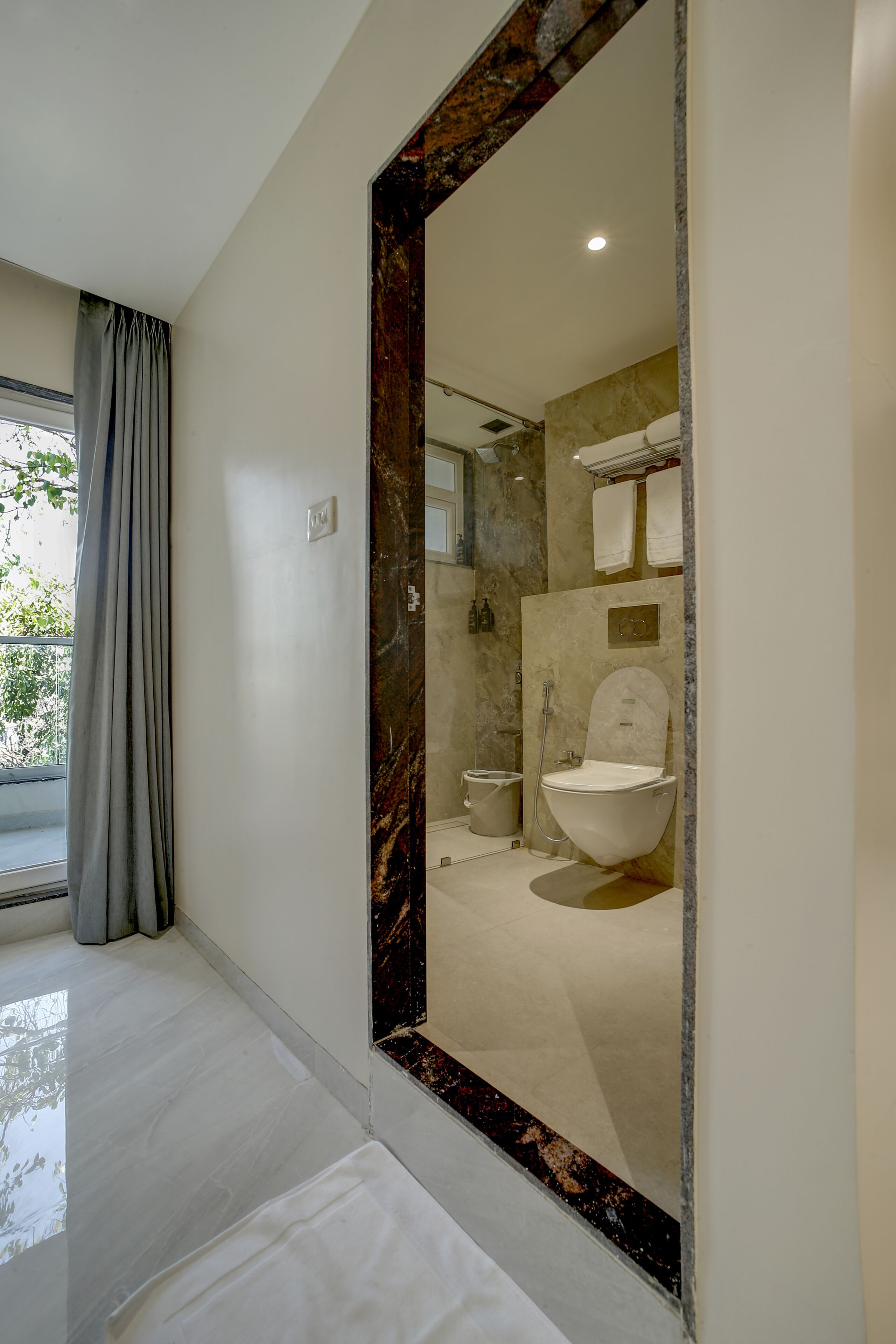 Ropa de cama de alta calidad, minibar, muebles diferentes y escritorio 