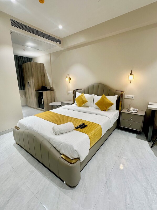 Business Suite, 1 Bedroom, Refrigerator, City View | Desk, free WiFi