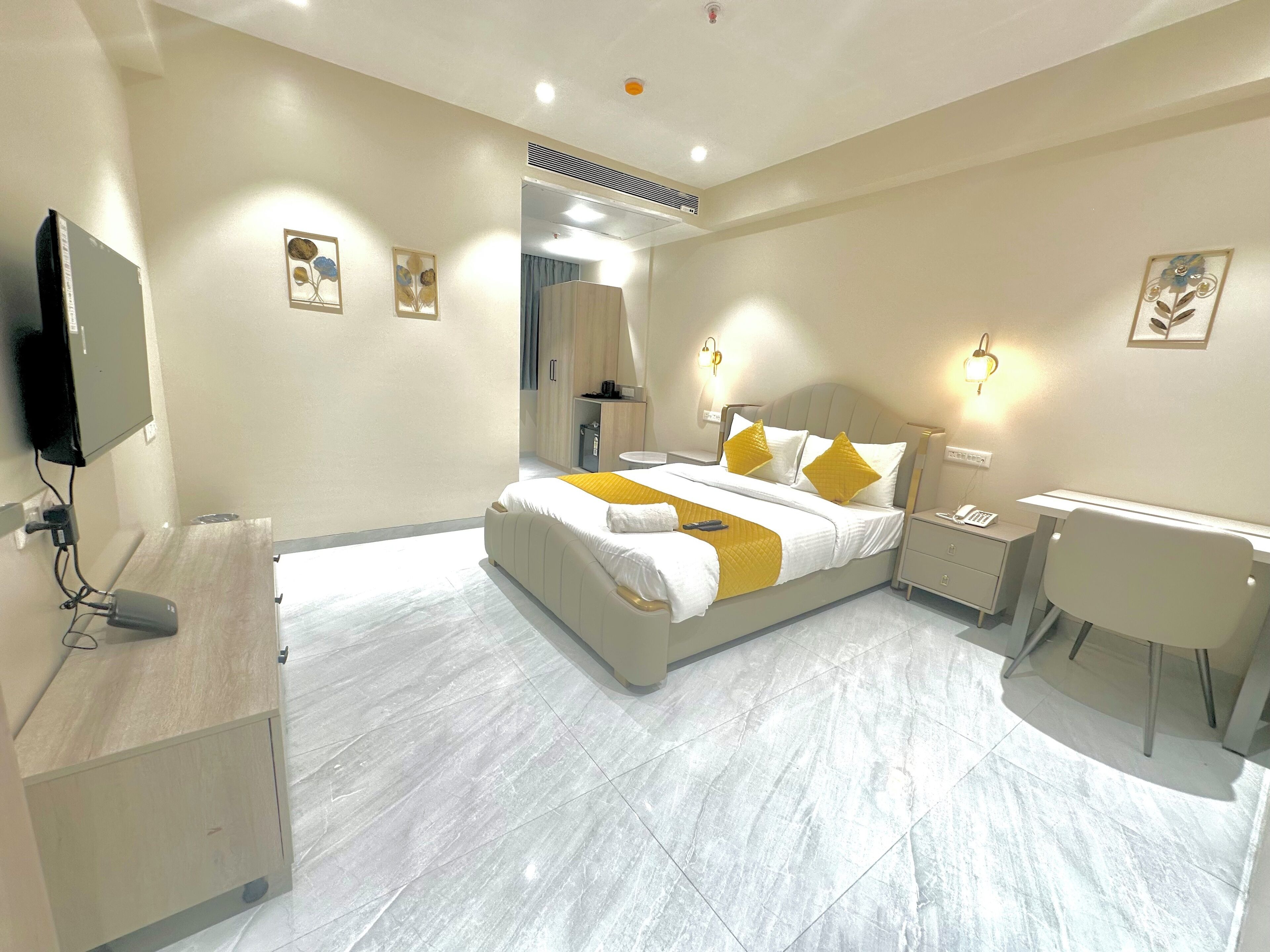 Junior suite, 1 slaapkamer, privébadkamer, uitzicht op de stad | Een bureau, gratis wifi