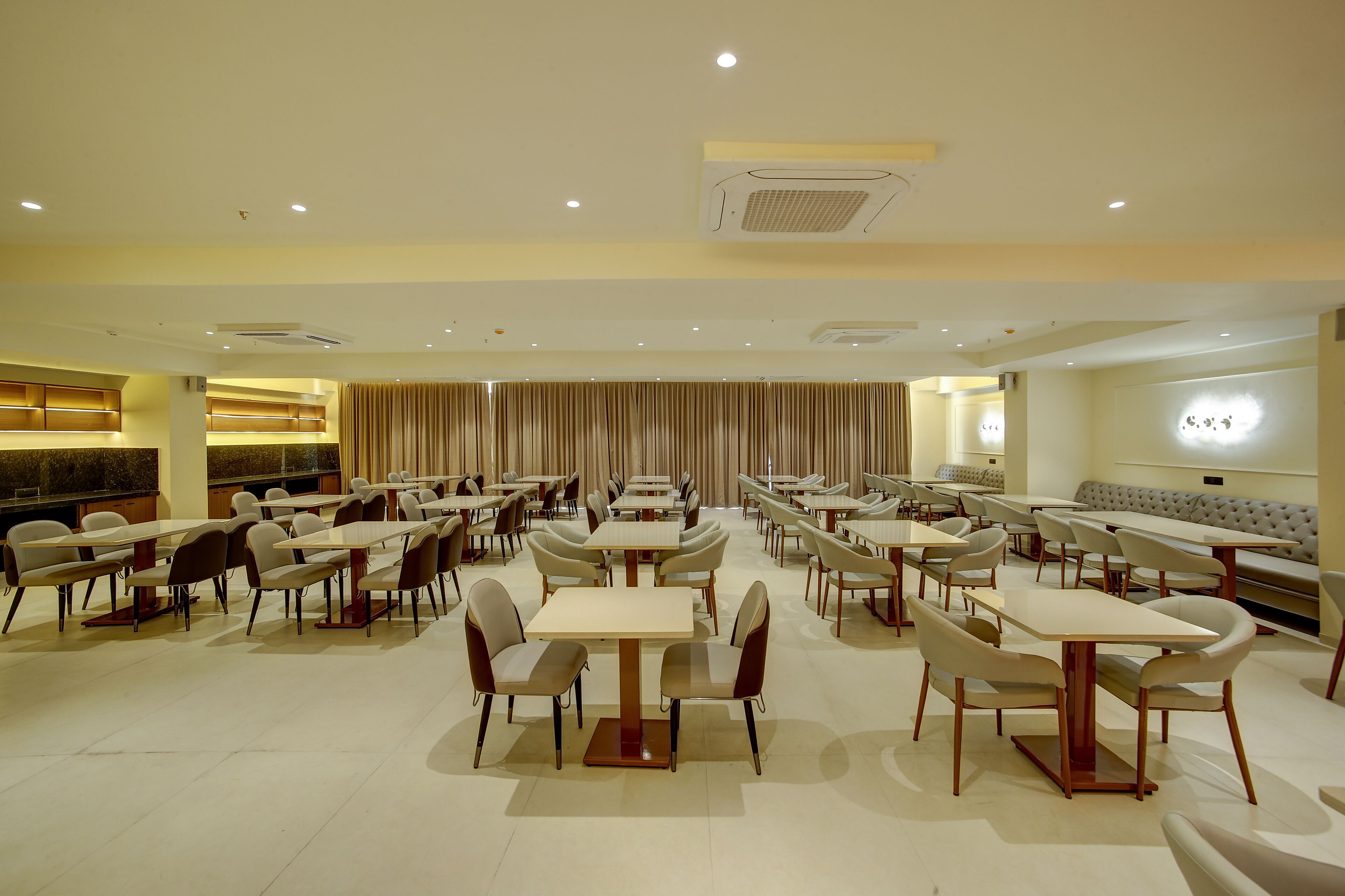 每日供應吃到飽早餐 (每人 INR250)