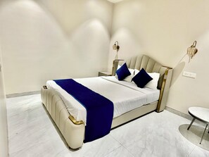 Quarto casal luxo, vista para a cidade | Escrivaninha, Wi-Fi de cortesia