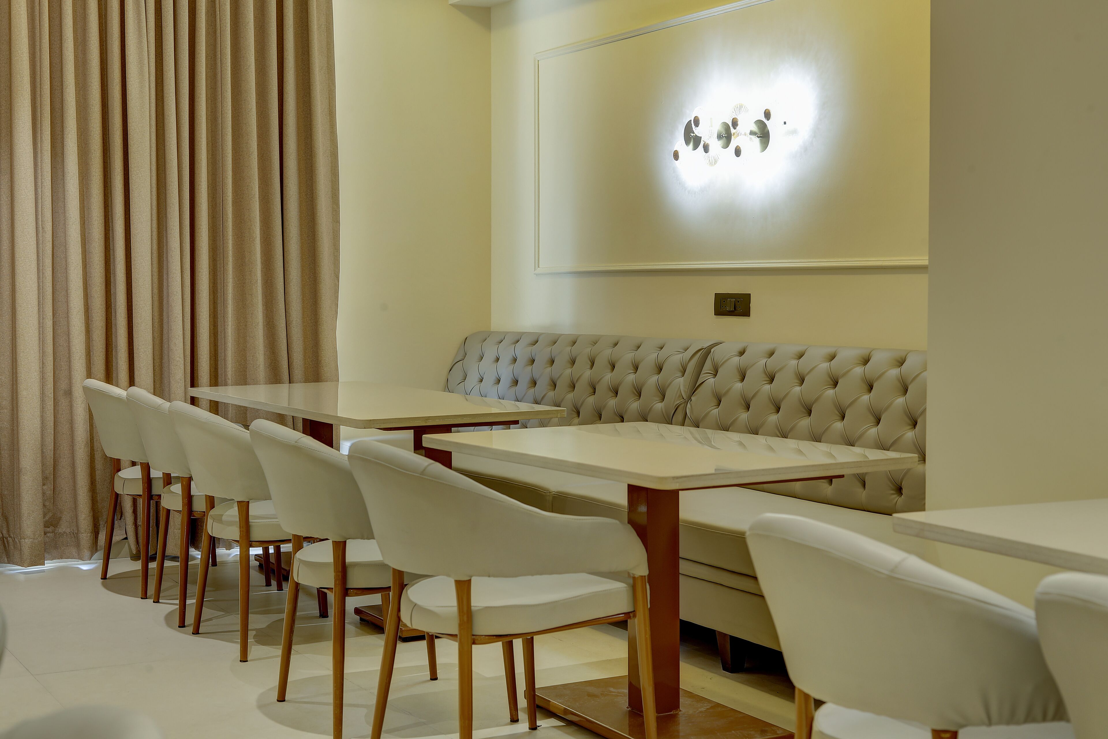 Desayuno buffet diario (INR 250 por persona)