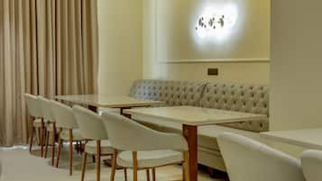 Desayuno buffet diario (INR 250 por persona)