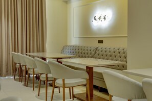 Desayuno buffet diario (INR 250 por persona)