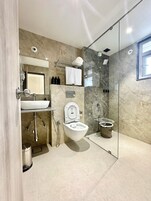 Ducha, artículos de tocador gratuitos, secador de pelo, toallas