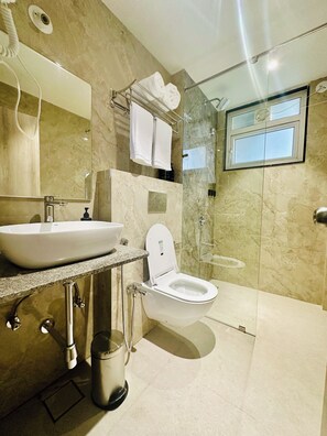 Business Suite, 1 Bedroom, Refrigerator, City View | Bathroom | Shower, free toiletries, hair dryer, towels