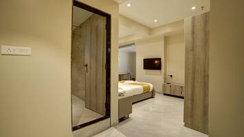 Junior Suite, 1 Bedroom, Private Bathroom, City View | Desk, free WiFi