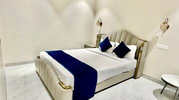 Signature Studio Suite, 1 Bedroom, Balcony, City View | Desk, free WiFi