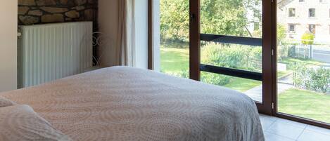 3 bedrooms, travel cot, free WiFi, bed sheets