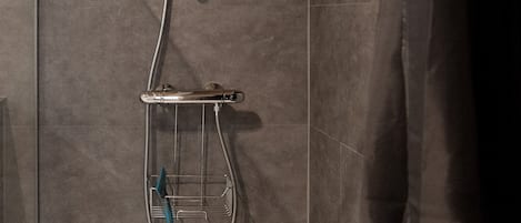 Dusche, Haartrockner, Handtücher, Toilettenpapier