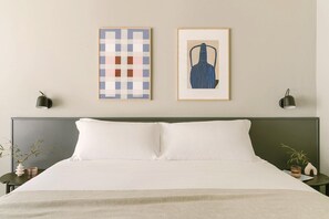 مكتب ومساحة عمل للكمبيوتر المحمول وواي فاي مجانًا وملاءات أسرّة