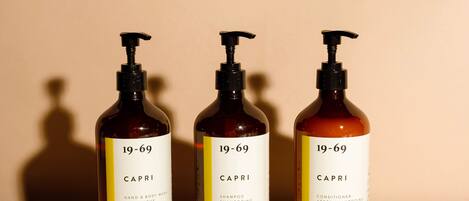 Trois flacons de gel lavant pour les mains et le corps, de shampoing et d’après-shampoing, parfum Capri.