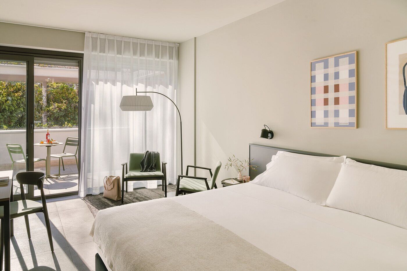 مكتب ومساحة عمل للكمبيوتر المحمول وواي فاي مجانًا وملاءات أسرّة