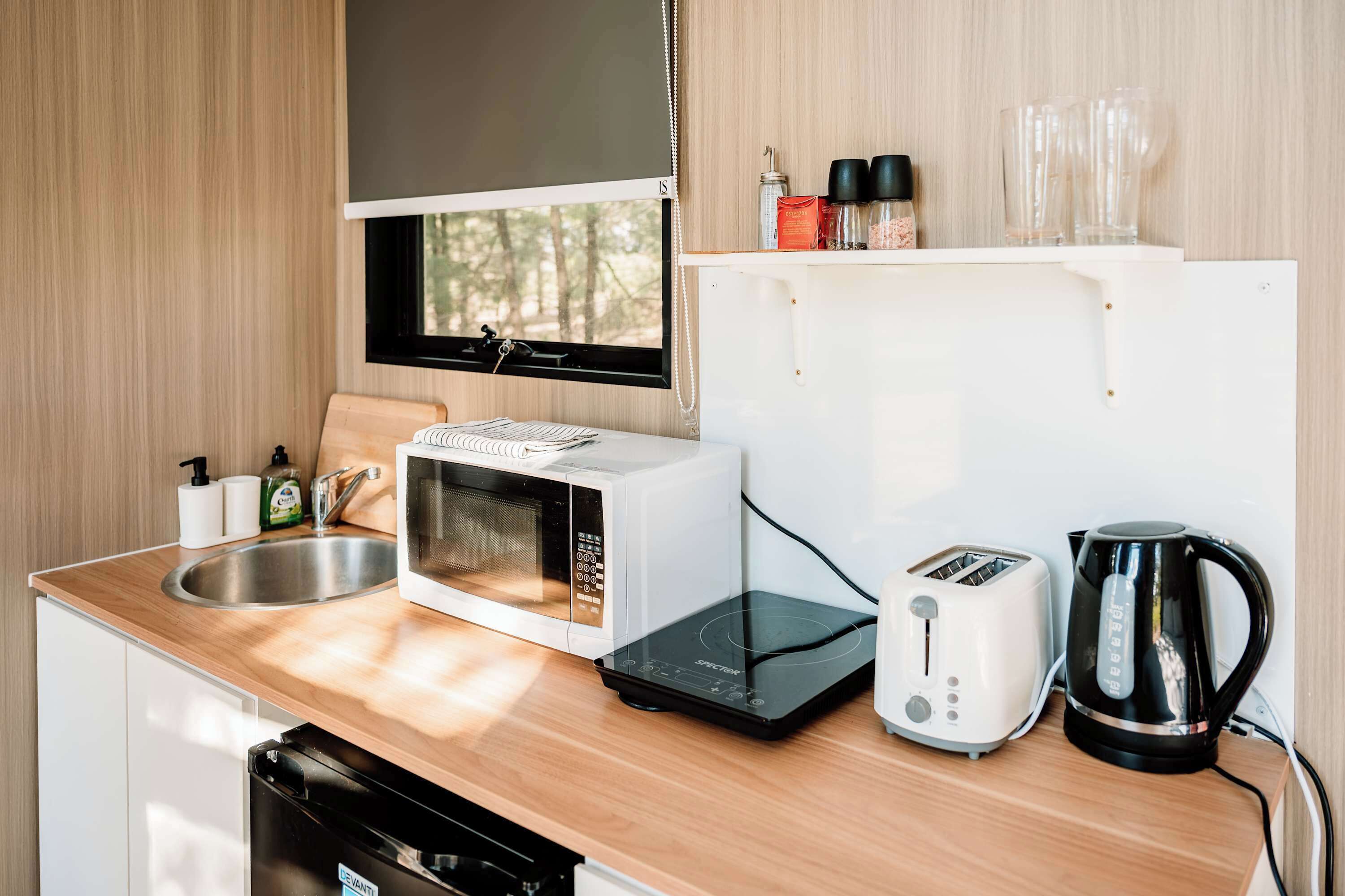 Frigorífico, microondas, placa de cocina y hervidor eléctrico
